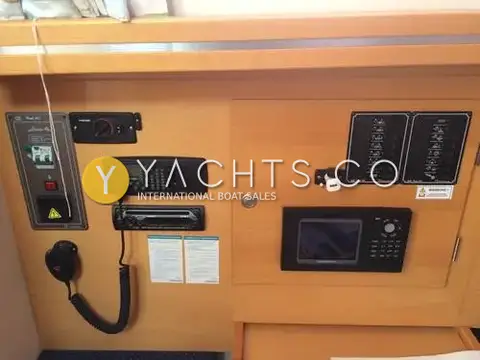 Hanse 315: chart table panel with VHF radio, stereo, plotter and electrical switch panel