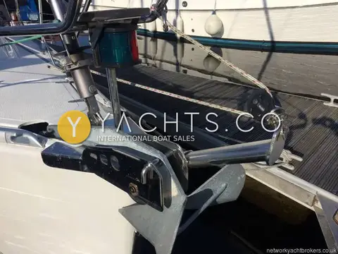 Hanse 315: bow roller with galvanised anchor and navigation light at the bow