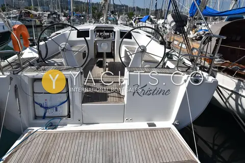 Hanse 385: stern view of the teak cockpit with twin wheels, lowered bathing platform and liferaft locker