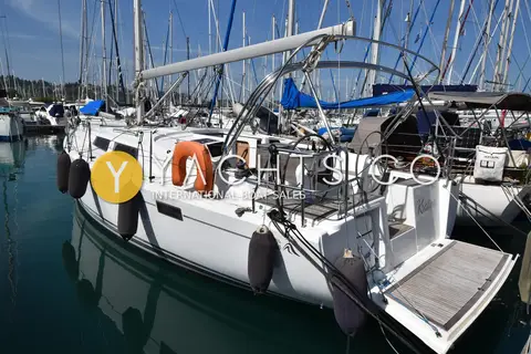 Hanse 385: starboard quarter view showing stainless arch over the cockpit, twin wheels and grey hull stripes