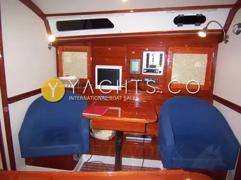 Hanse 411: navigation area with two blue swivel chairs either side of the chart table
