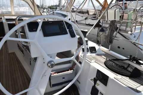 Hanse 505: helm station with wheel, chart plotter display and teak cockpit sole
