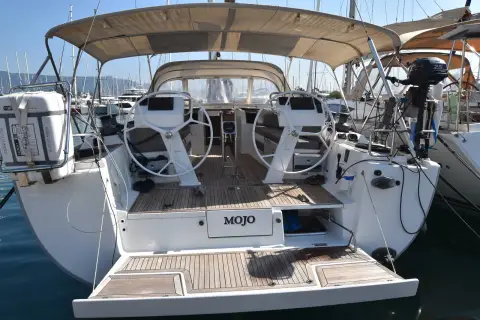 Hanse 505: stern view with twin wheels, bimini and swim platform lowered over the water