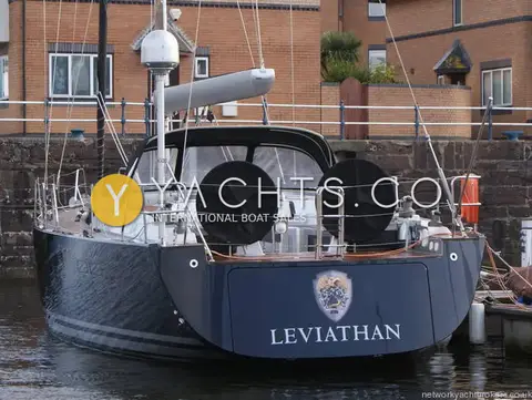 Hanse 545: transom with crest and name, radar dome on post and covered twin wheels