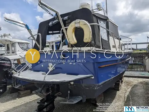 Hardy Marine 25: stern ashore showing bathing platform, sterndrive leg, lifebuoy and black cockpit canopy