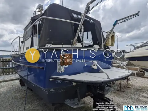 Hardy Marine 25: starboard quarter ashore with bathing platform, outboard bracket and canopy over the cockpit