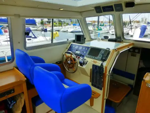 Hardy Marine 32 Commander: wheelhouse helm to port with wooden wheel, instruments and twin blue seats