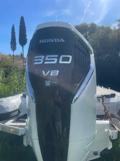 Highfield 900 Sport: rear of the Honda 350 V8 outboard cowling, tilted up on the transom