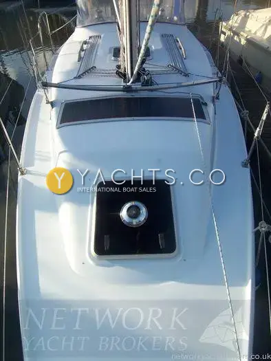 Hunter Channel 32: foredeck from the mast showing square forehatch, solar panel and lines led aft