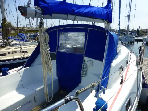 Hunter Channel 323: cockpit looking forward to the blue sprayhood with its drop-down door closed