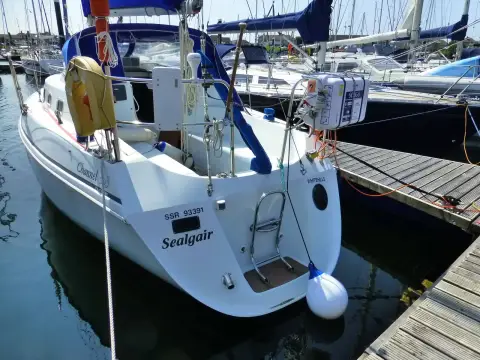 Hunter Channel 323: stern view showing transom name Seafgate, swim ladder and liferaft on the pushpit