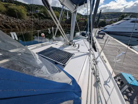 Hunter Legend 240: side deck with solar panel on the coachroof, shrouds and handrail