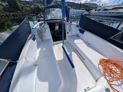 Hunter Legend 240: open cockpit with white seating and companionway under the spray hood