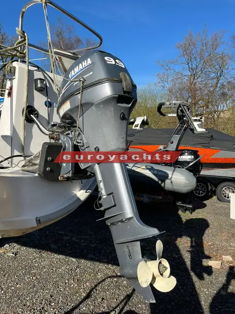 Hunter Legend 25 Trailer Sailer: yamaha 9.9 outboard mounted on the transom, viewed from the side, propeller visible