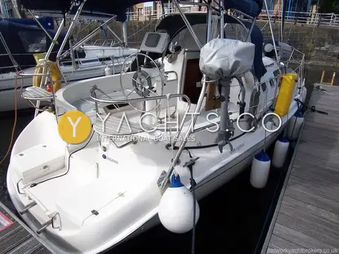 Hunter Legend 326: stern quarter with stainless arch, transom seats and covered outboard on the pushpit