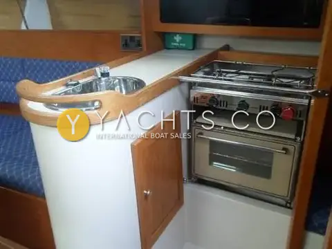 Hunter Ranger 265: galley with stainless sink, two-burner hob with oven and grill, and wooden cupboard door