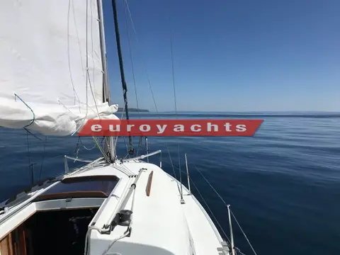 Hunter Ranger 265: under sail on flat calm sea, view forward over the coachroof past the jib