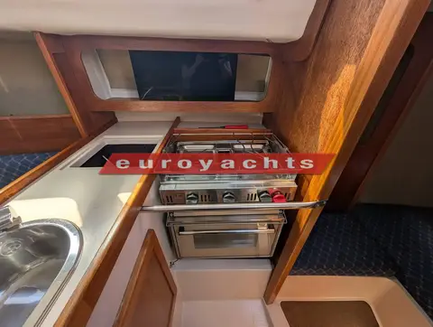 Hunter Ranger 265: galley with gimballed two-burner cooker, oven, sink and wooden joinery