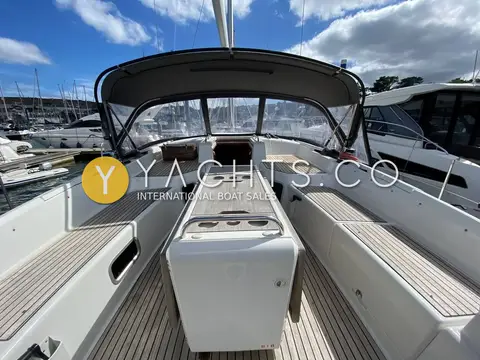 Jeanneau 51: cockpit with teak seats and floor, central table and sprayhood forward