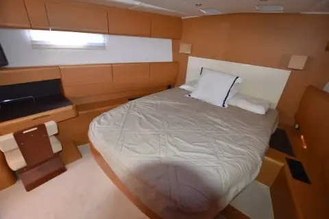 Jeanneau 57: double cabin with centre bed, light wood joinery, hull window and vanity desk