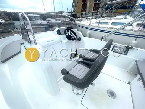 Jeanneau Cap Camarat 5.5 CC: centre console helm with steering wheel and grey twin helm seats