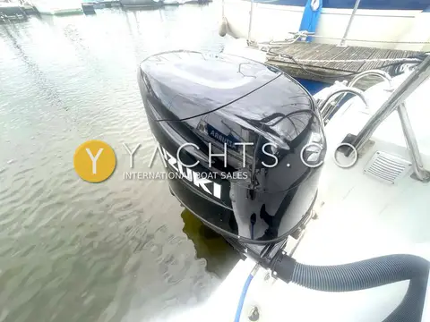 Jeanneau Cap Camarat 5.5 CC: black Suzuki outboard on the transom seen from above, water alongside