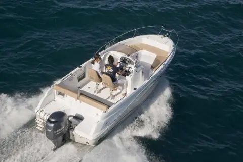 Jeanneau Cap Camarat 6.5 CC: aerial view of the deck layout: forward bench seating, centre console and aft cockpit