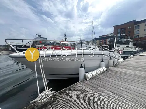 Jeanneau Cap Camarat 6.5 CC S3: bow view from pontoon with mooring lines and fenders, flats behind
