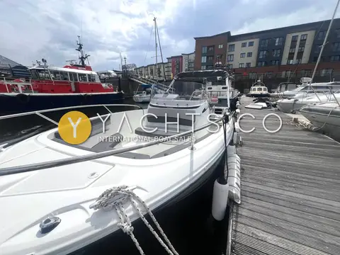 Jeanneau Cap Camarat 6.5 CC S3: foredeck seating and centre console seen from bow on pontoon berth