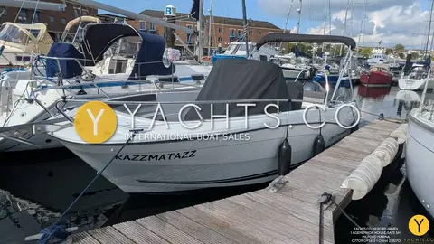 Jeanneau Cap Camarat 6.5 CC Serie 3: hull at the pontoon with grey bimini raised over the helm