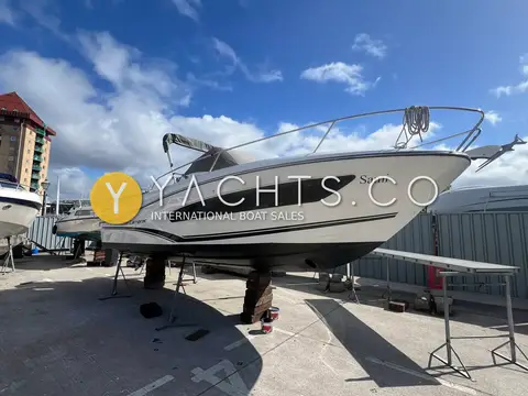 Jeanneau Cap Camarat 7.5 WA S2: hull out of the water on stands in a boatyard, name Sami on the bow