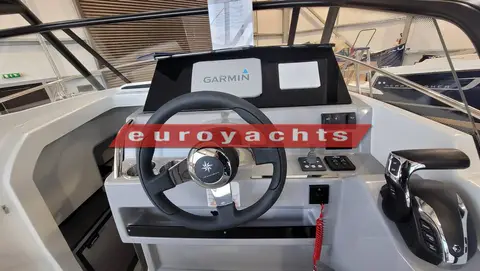 Jeanneau Cap Camarat 7.5 WA S3: helm station with steering wheel, Garmin plotter and top-mount throttle control