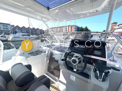 Jeanneau Cap Camarat 9.0 WA: helm station under the T-top with sports steering wheel, display and bolster seats