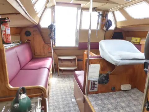 Jeanneau Espace 1000: wheelhouse with burgundy settee, helm seat and large forward windows