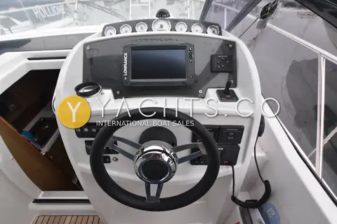 Jeanneau Leader 8: helm with sports steering wheel, plotter screen, gauges and switch panels