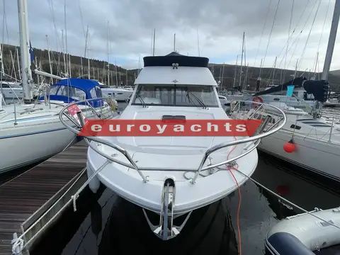 Jeanneau Merry Fisher 10: bow-on view showing stainless pulpit, foredeck hatch and windscreen