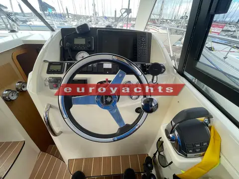 Jeanneau Merry Fisher 10: lower helm with steering wheel, Garmin chartplotter, engine gauges and throttle