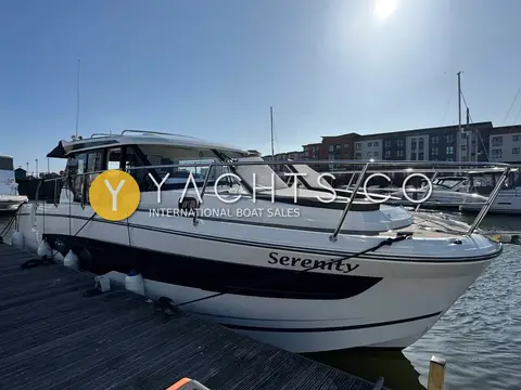 Jeanneau Merry Fisher 1095: bow and starboard side moored on a pontoon, name Serenity on the hull