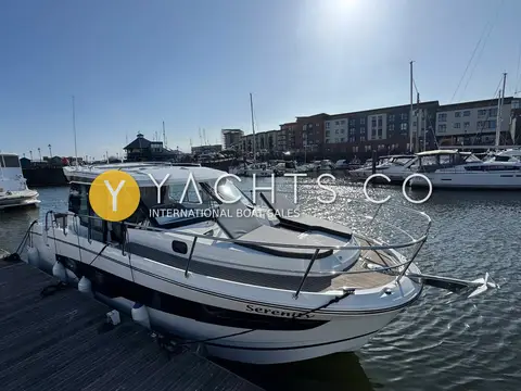 Jeanneau Merry Fisher 1095: port side and foredeck from the pontoon, showing bow rail and sundeck