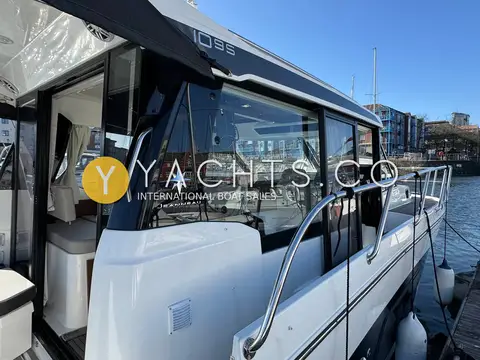 Jeanneau Merry Fisher 1095: sliding side door at the helm with side deck and grab rail