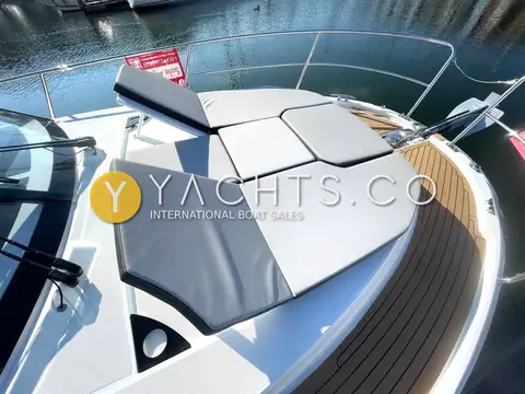 Jeanneau Merry Fisher 1095: foredeck sunpad in grey cushions with lifting backrests and teak-effect side decks
