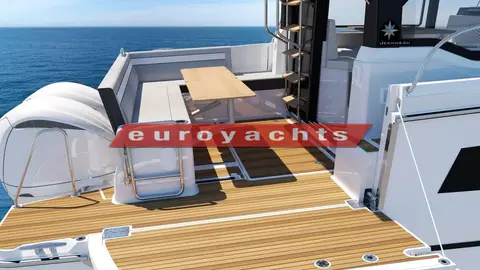 Jeanneau Merry Fisher 1095 Coupe Serie 2: aft cockpit with teak-effect decking, table, U-shaped seating and side swim platform