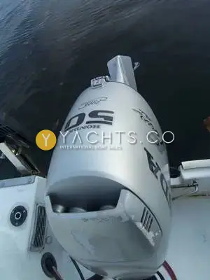 Jeanneau Merry Fisher 530: honda 50 outboard cowling seen from above, with scuffed paint at the front