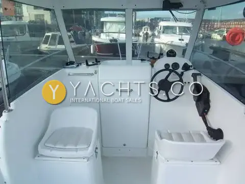 Jeanneau Merry Fisher 530: wheelhouse interior with pilot and co-pilot seats, wheel, throttle and central cabin door