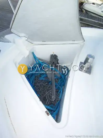 Jeanneau Merry Fisher 530: open anchor locker on the foredeck holding an anchor, chain and blue rope