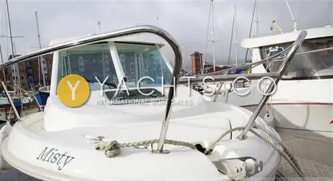 Jeanneau Merry Fisher 585: foredeck with stainless steel bow rail, mooring line and name on the bow