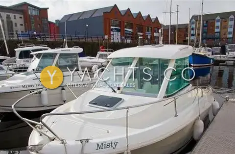 Jeanneau Merry Fisher 585: bow and wheelhouse seen from the pontoon, with a sister boat moored alongside