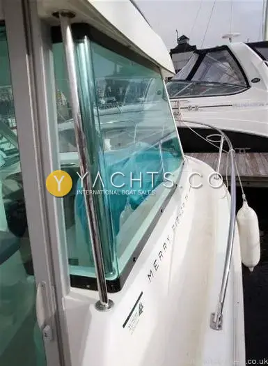 Jeanneau Merry Fisher 585: starboard side deck with stainless grab rail along the tinted wheelhouse window