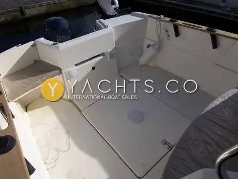 Jeanneau Merry Fisher 6 Marlin: cockpit from above with fold-down bench, deck hatch and Yamaha 100 outboard on transom