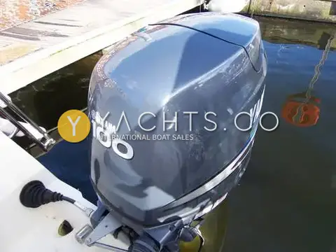 Jeanneau Merry Fisher 6 Marlin: yamaha 100 outboard cowling at the stern, viewed from the pontoon side